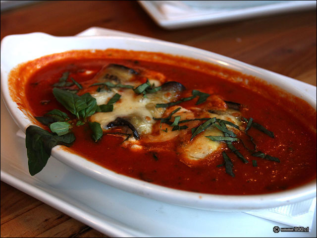 Rotoloni di Melanzane crellenos de ricota casera y baados en salsa de tomate - Trattoria Rita - Parque Arauco