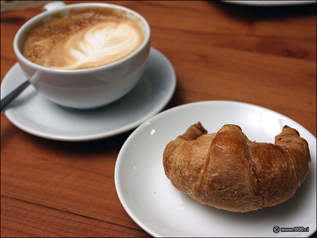 Un latte y su inseparable Medialuna