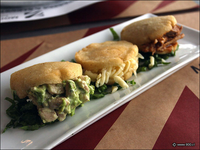 Tr�o de Arepas: con carne mechada, con queso y con pollo-palta - Mogambo