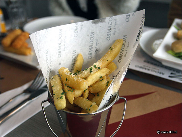 Papas fritas con aceite de hierbas y queso parmesano - Mogambo
