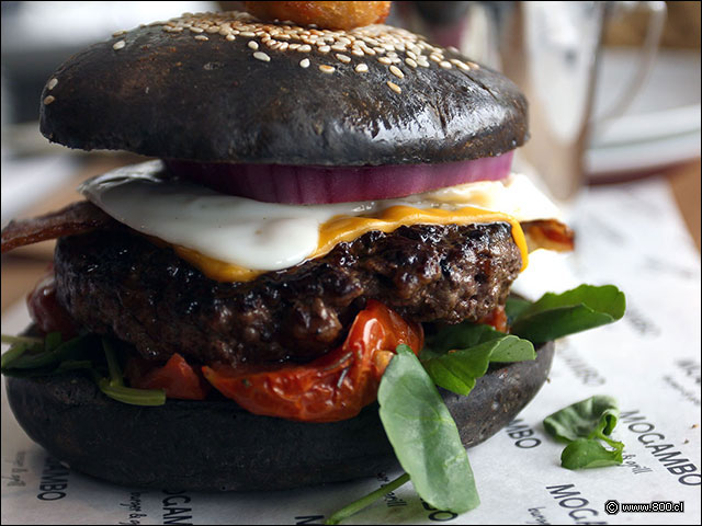 Cebolla morada, huevo, queso cheddar fundido, tomate confitado y r�cula en la Premium Morango Smoked Burger  - Mogambo