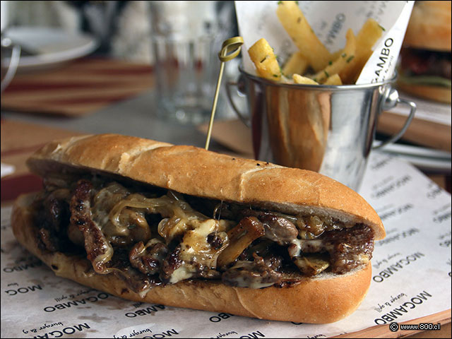 El goloso s�ndwich Philly Cheese Stek de Mogambo - Mogambo