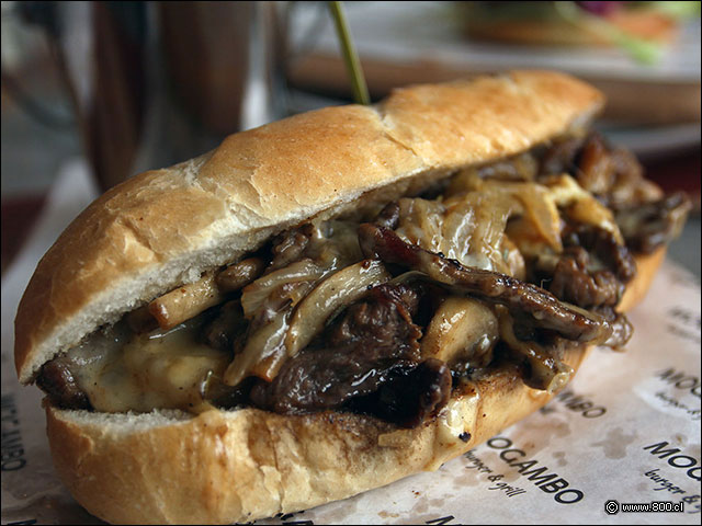 Carne de res salteada con cebolla, champi�ones y queso en este contundente s�ndwich de Mogambo - Mogambo