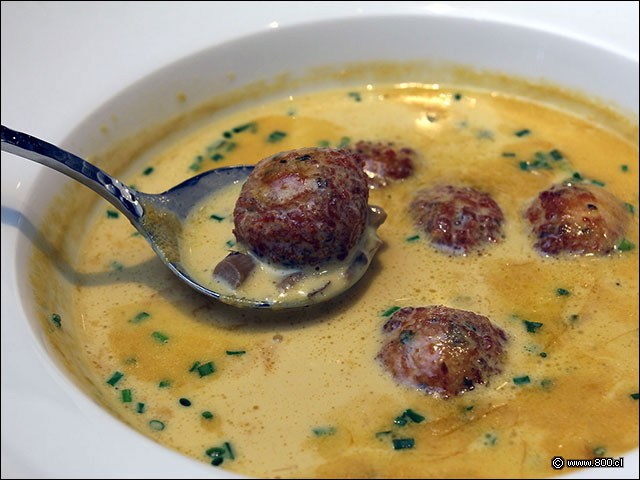 Alb�ndigas de pollo flotando sobre caldo de champi�ones - Terran�e (Hotel Intercontinental)