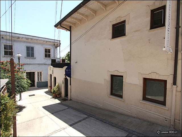 Fachada desde el Pasaje Higuera del restaurante Montealegre - Montealegre