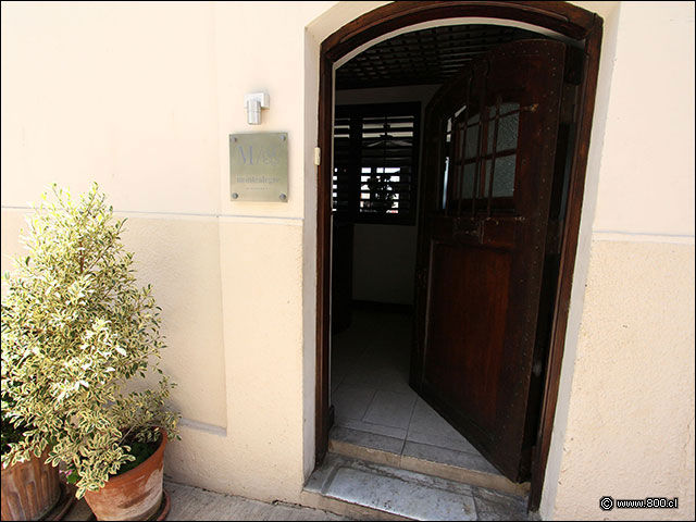 Pueta de acceso a la recepcin del hotel y restaurante - Montealegre