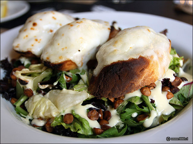 Ensalada con gratn de queso de cabra