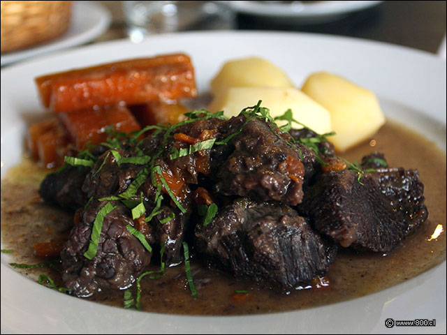Carrillera de Res al Vino Tinto con zanahorias y papas cocidas