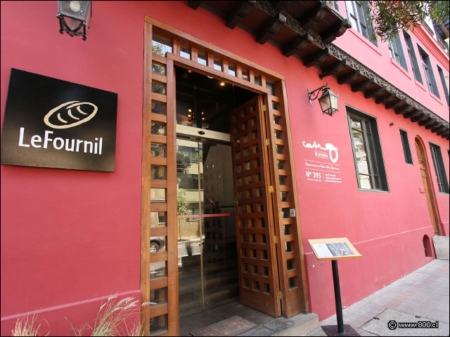 Fachada de Le Fournil en Barrio Lastarria
