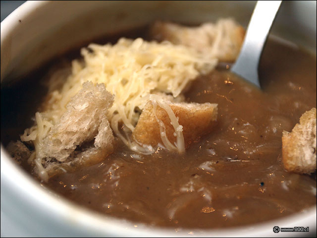 caldo de carne, cebollas mochadas, crutones y queso en esta Sopa de Cebollas - Paul Restaurante (Parque Arauco)