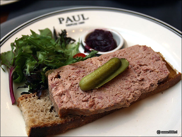 Pat� de campo servido sobre tostada - Paul Restaurante (Parque Arauco)
