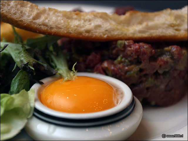 Yema de huevo para acompa�ar el T�rtaro de res - Paul Restaurante (Parque Arauco)