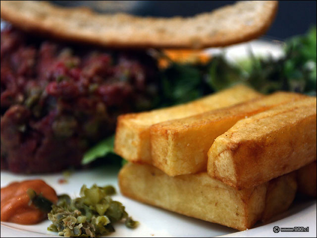 Papas fritas y alcaparras para acompa�as el T�rtaro de Res - Paul Restaurante (Parque Arauco)