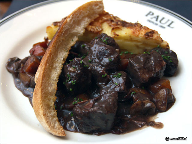 Boeuf Bourguignon con gratin Dauphinose - Paul Restaurante (Parque Arauco)