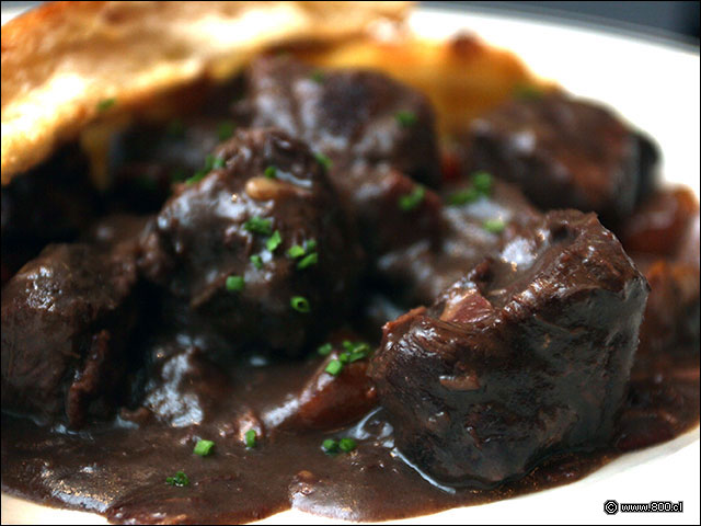 Sobrecostilla braseada en vino en este Boeuf Bourgignon - Paul Restaurante (Parque Arauco)