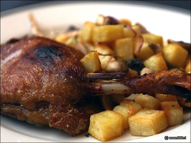 Muslo de pato confitado en su grasa en este Confit Canard - Paul Restaurante (Parque Arauco)