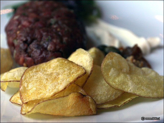 Crudo casero con mostaza hecha en casa y papas chip