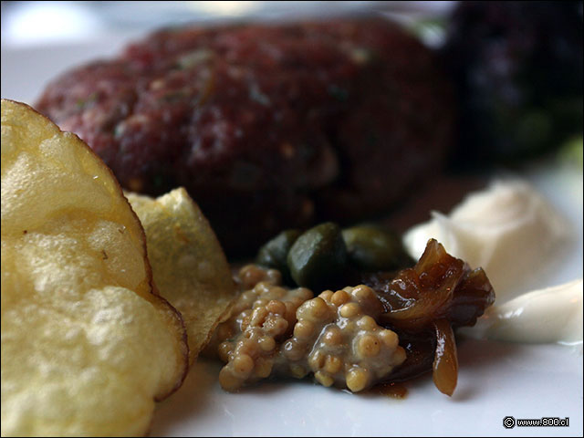 Crudo casero con mostaza hecha en casa y papas chip