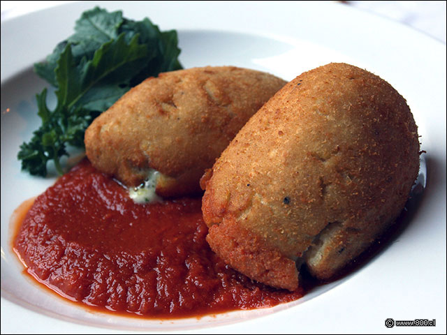 Papas rellenas de queso, tomate y albahaca y con tradicional pino de carne