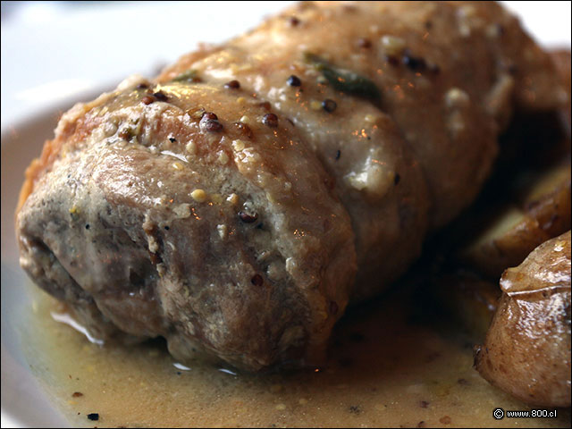 Malaya de Cerdo a la mostaza antigua sobre papas asadas