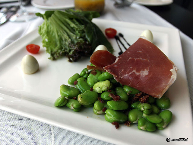 Ensalada Di Fagioli con habas, proscuitto y huevo de codornizz