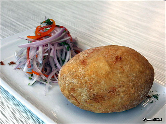 Papa Rellena con salsa criolla - Per Criollo