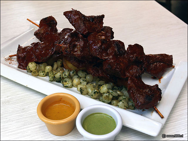 Anticuchos de corazn sobre ensalada de choclo peruano - Per Criollo