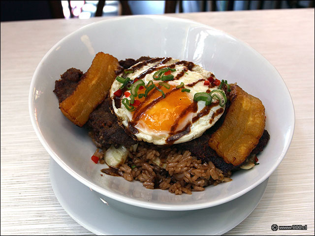 Chaufa a lo Pobre con huevo, carne y pltano frito - Per Criollo