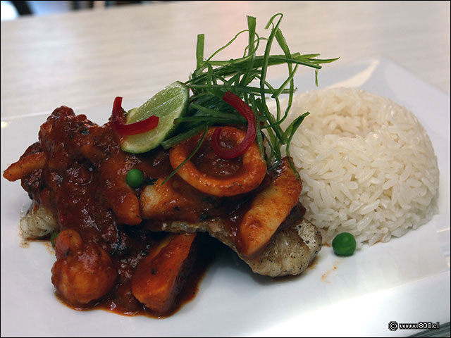 Pescado del da a lo macho acompaado de arroz blanco - Per Criollo