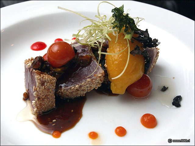 Tataki de At�n Encostrado en S�samo servido con un toque de maracuy� - La Costanera