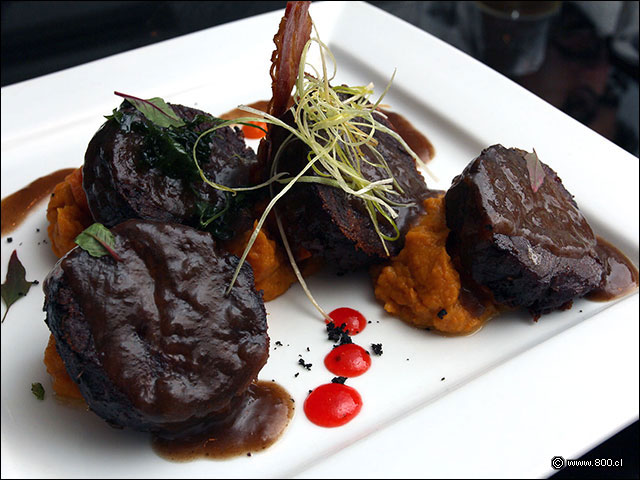 Turnedo de Carrillera braceada con pur� de camote - La Costanera