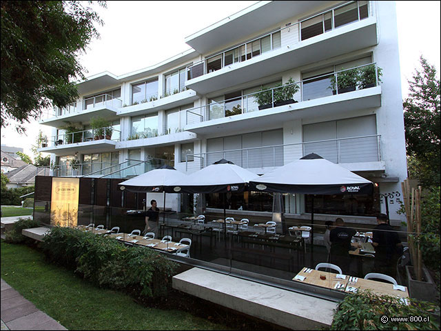 Fachada del edificio que alberga La Costanera Oyster Bar - La Costanera