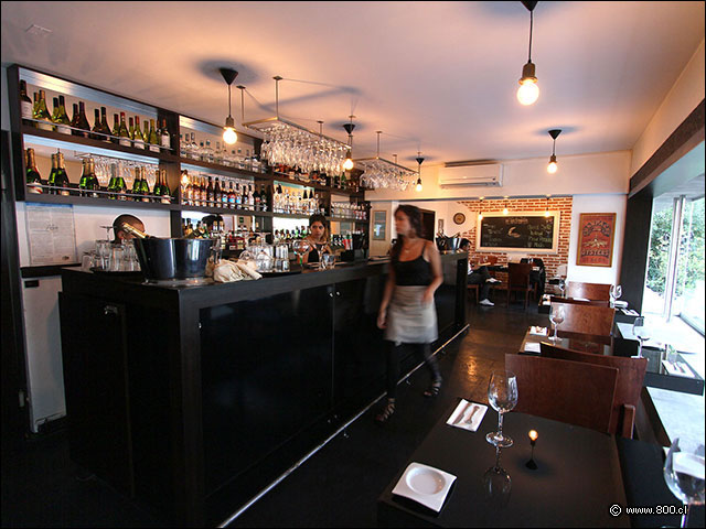 La predominante barra y mesas junto a los ventanales - La Costanera