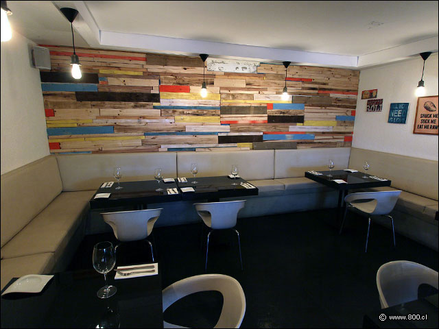 Detalle de las mesas y sillones en sal�n interior - La Costanera