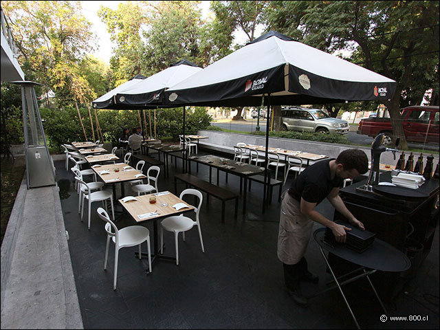 La  notable terraza de La Costanera Oyster Bar - La Costanera