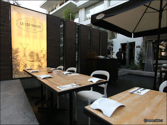 Un detalle de las mesas en la terraza - La Costanera