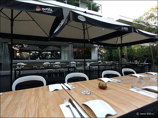 Vista del restobar desde la terraza - La Costanera