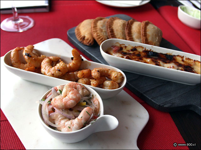 Tabla del mar con camarones en dos versiones, machas y empanadas - Bautista Gourmet