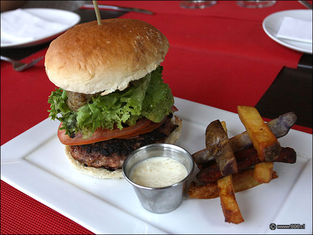 Hamburguesa rellena de queso con tomate, lechuga y pepernoata - Bautista Gourmet