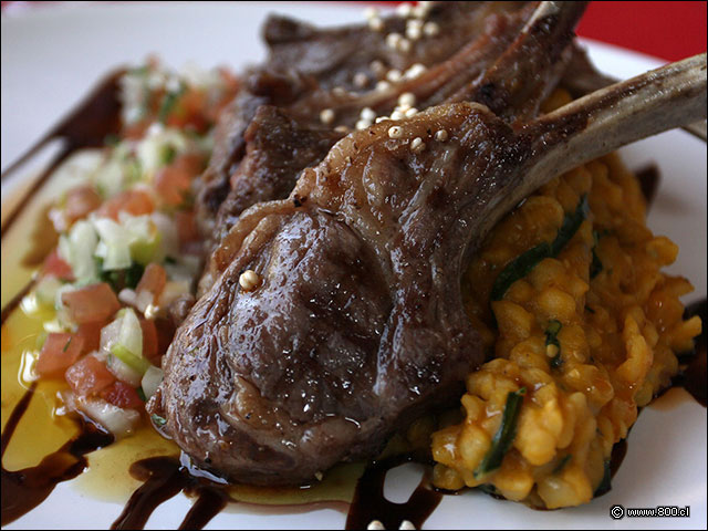 Costillas de cordero grilladas montadas sobre cremoso de mote con pebre de pepinos - Bautista Gourmet