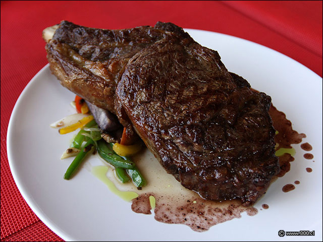 Chulet�n de lomo grillado con verduras - Bautista Gourmet