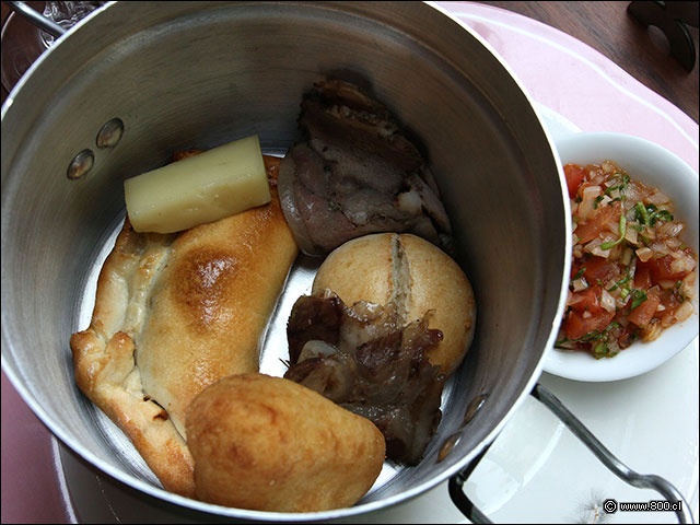 Pan, arrollado, papa rellena, mini empanada y quiero en la Vianda - Bistr Castillo Rojo (ex Cabildo)