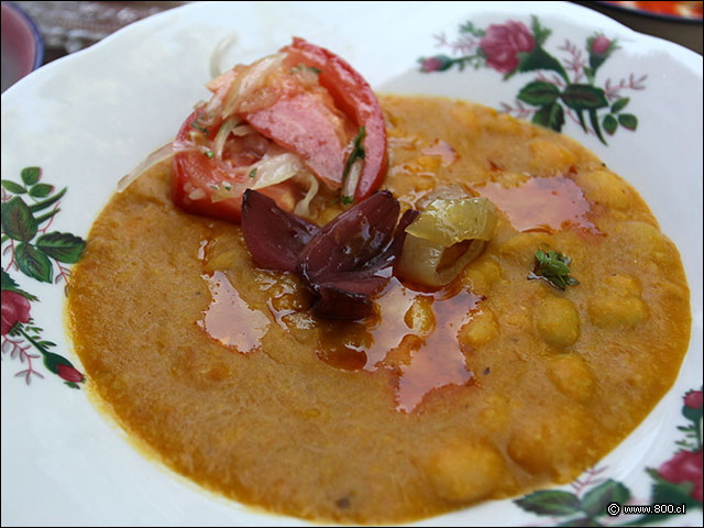 Plato de porotos con chilena y escabeche de cebollas - Bistr Castillo Rojo (ex Cabildo)