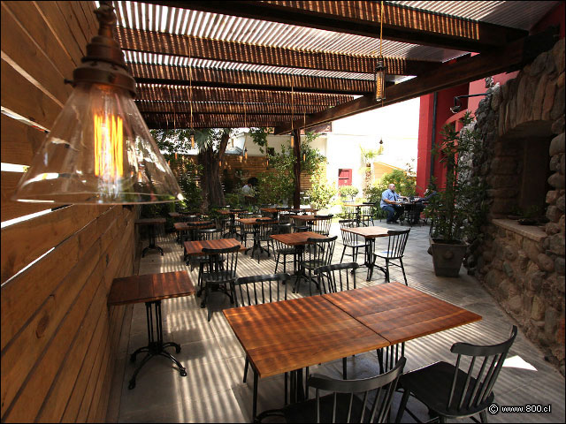 Vista amplia de la terraza techada del restaurante Cabildo - Bistr Castillo Rojo (ex Cabildo)