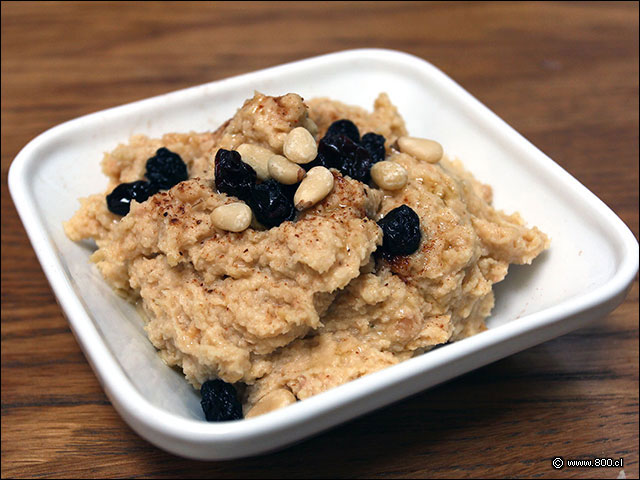 Humus, pasta de garbanzos con tahine servida con piones - Meze