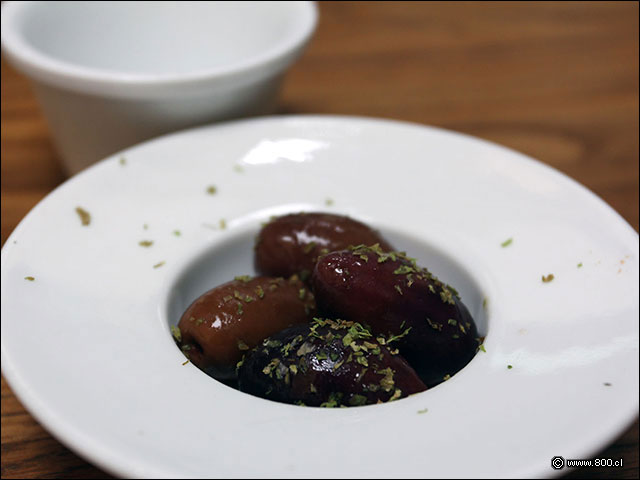 Aceitunas con aceite de oliva y organo - Meze