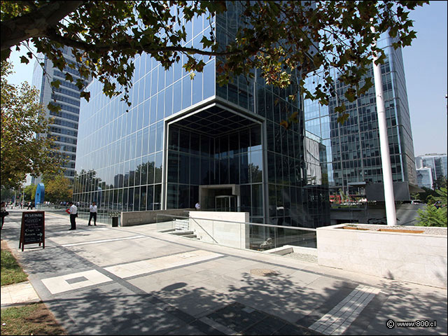 El edificio que alberga en su zcalo al restaurante Cvico - Cvico (Las Condes)