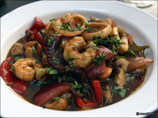 Saltado de Frutos del Mar - Chipe Libre