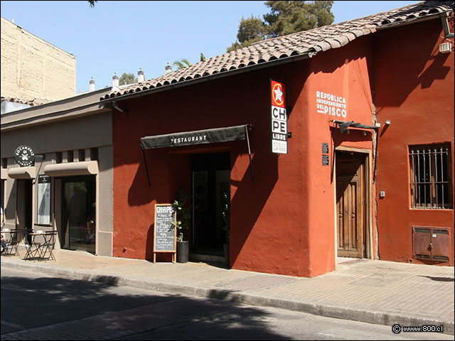 Fachada general de CHPE Libre en el barrio Lastarria - Chipe Libre