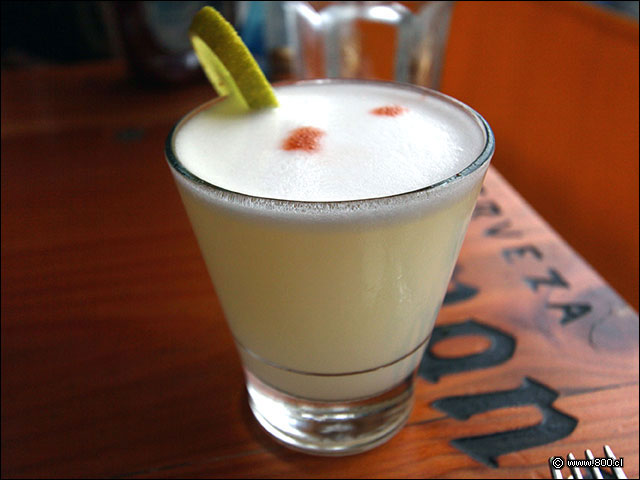 Pisco sour estilo peruano